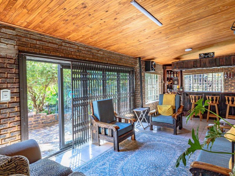 Stunning 5-Bedroom Home in a Secure Estate on the Vaal River, Vaaloewer - Photo 9