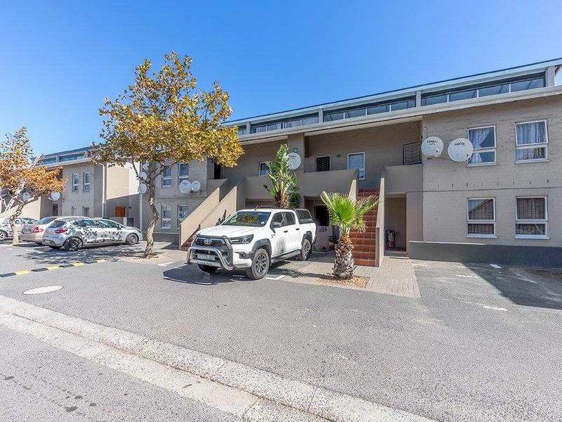 Secure Ground-Floor Apartment with Parking in Prime Location - Photo 1
