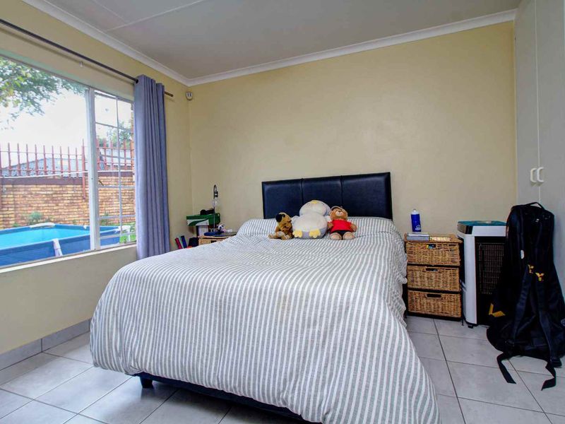 Perfect Lock-Up and Go Townhouse with Private Garden - Photo 6