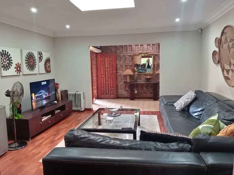 Your Dream Family Home In Bruma's Premier Boomed Enclave! - Photo 3