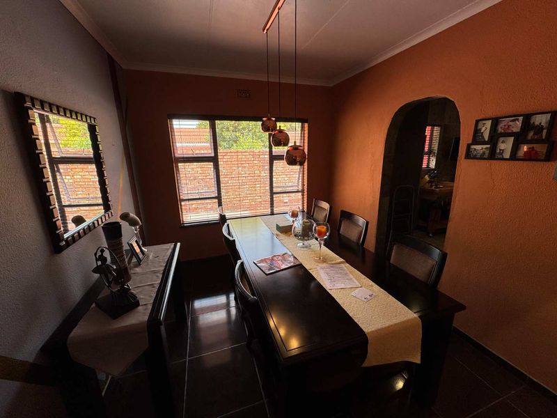 Large Family Home for Sale - Photo 9