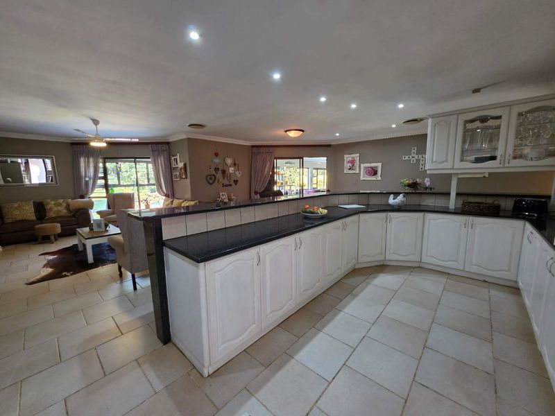 Prime Position 4 Bedroom Winston Park Home - Photo 10