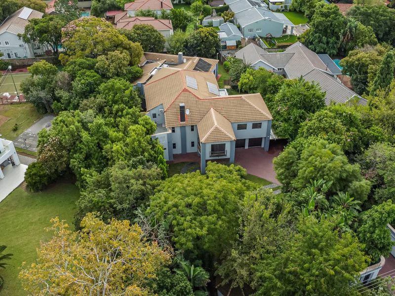 Grand Bryanston East Estate Living | 8-Bedroom Luxury Residence with Exceptional Lifestyle Appeal - Photo 2