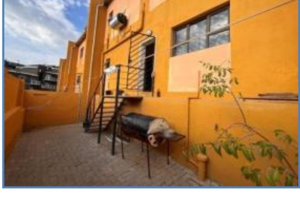 Townhouse for Sale - Photo 2