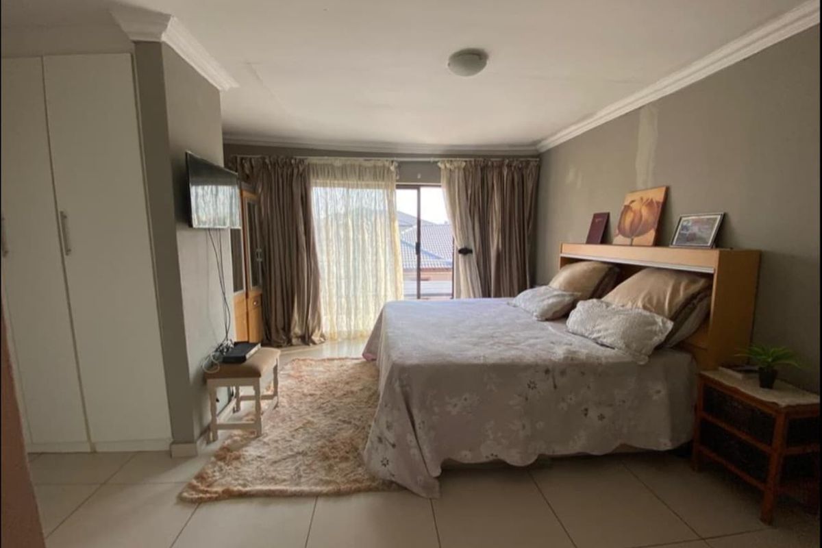 6 Bedroom house for sale in Theresapark ThornBrook Golf Estate - Photo 4