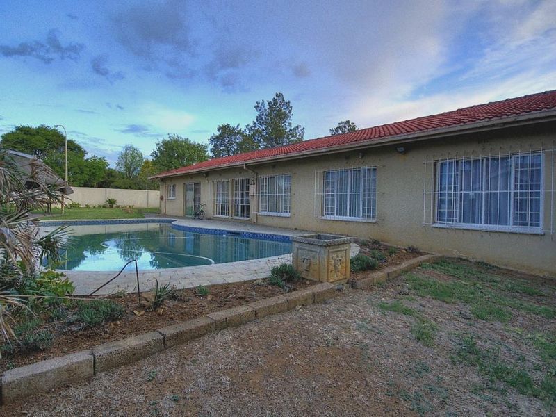 Family home in central Brackendowns - Photo 3