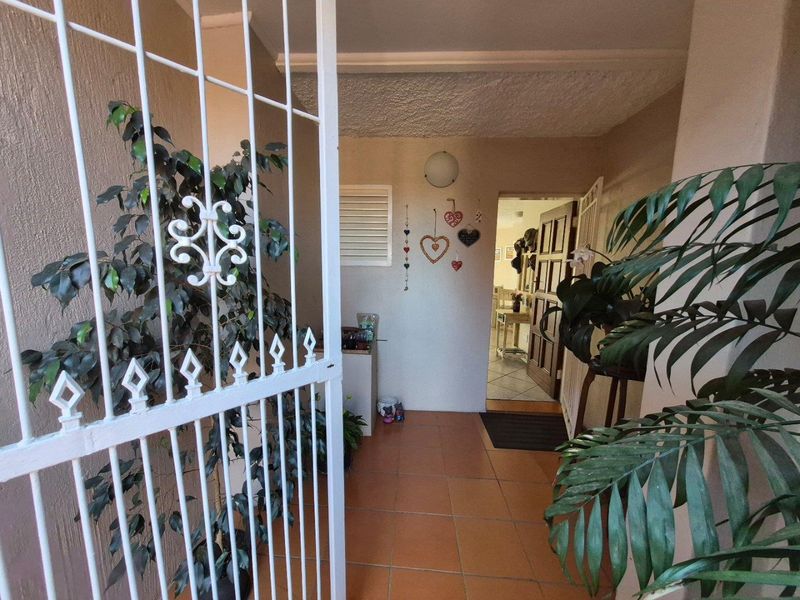 Spacious 3 Bedroom Duplex in a Popular Well-Managed Complex - Photo 4