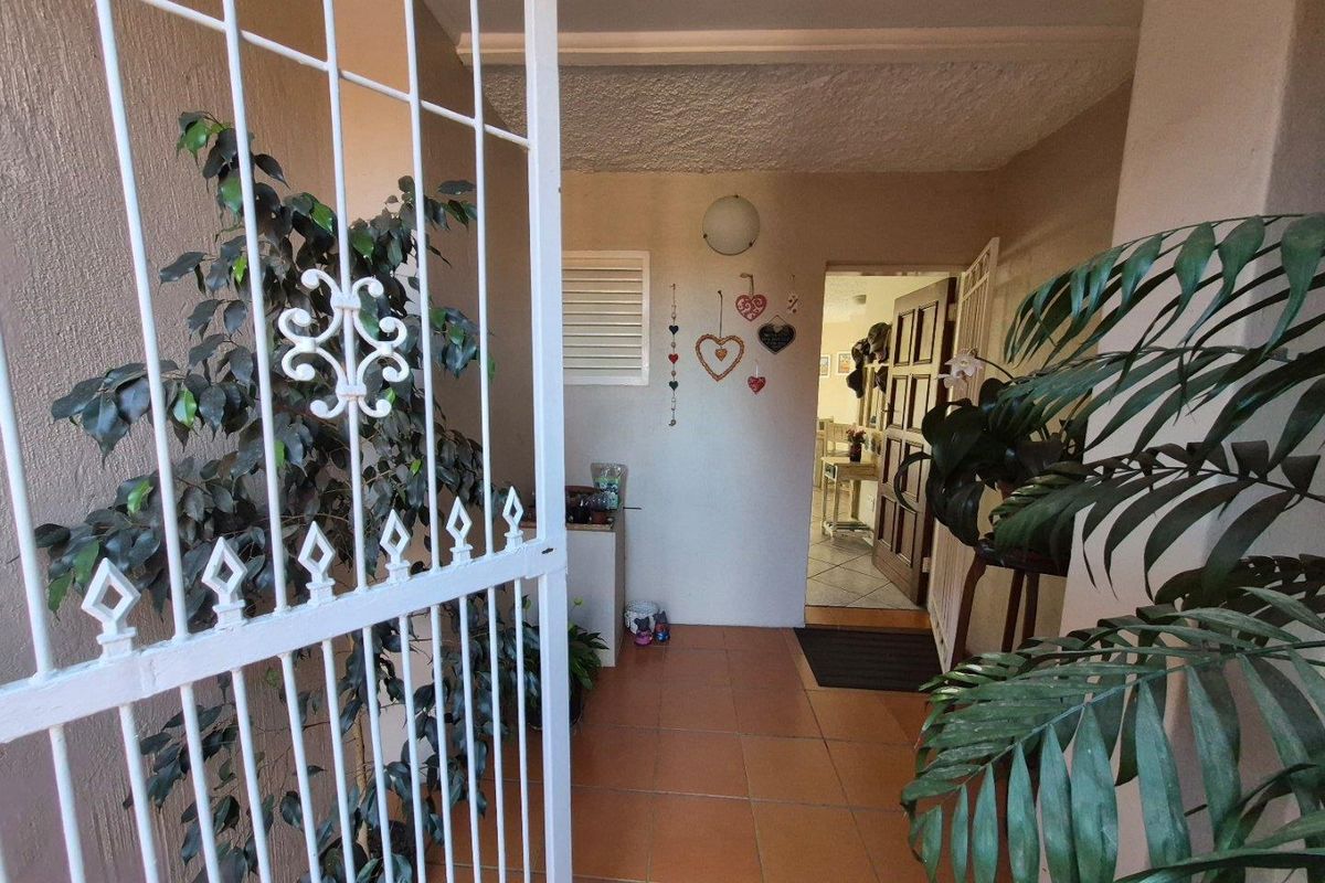 Spacious 3 Bedroom Duplex in a Popular Well-Managed Complex - Photo 4
