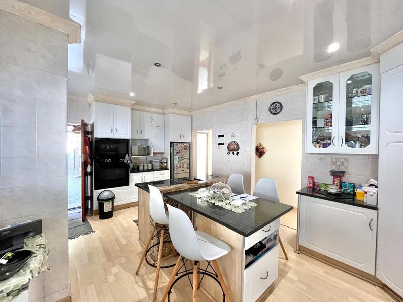 Family Living Made Easy: 4 Beds, 2 Baths, Plus Play Area - Photo 8