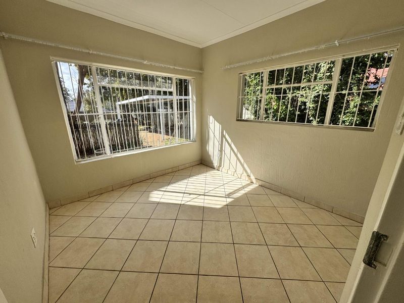 Spacious & Pet-Friendly 3 Bedroom Townhouse with Large Garden and Modern Comforts - Photo 8