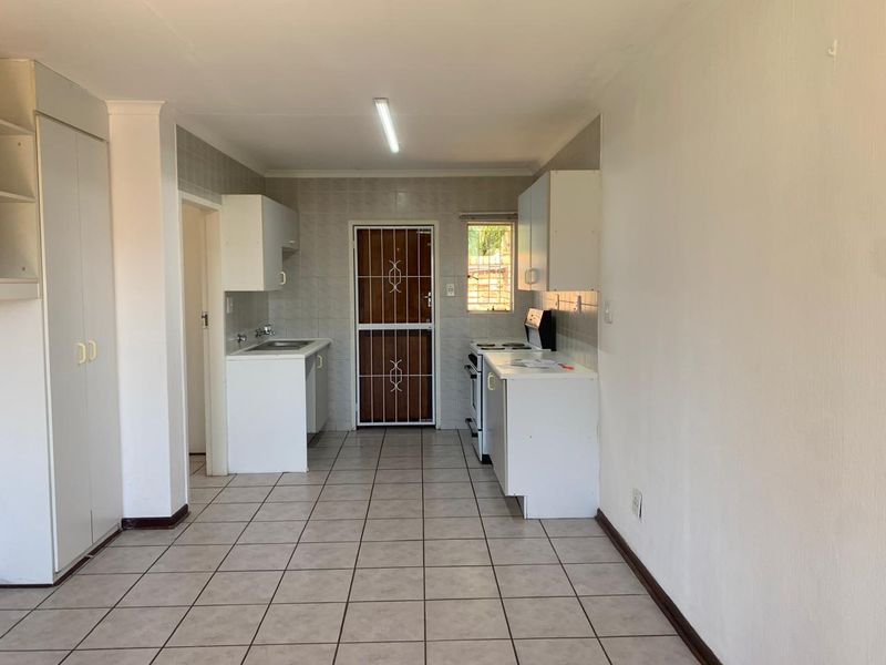 ** Welcome to your new home ** - Photo 8