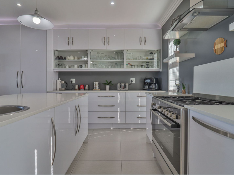 Elevated Elegance - 4 Bedroom Home with Panoramic Sea Views - Photo 8