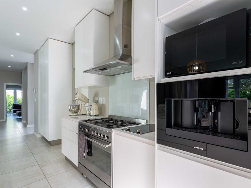 Elegant Five-Bedroom Home with Relaxing Outdoor Areas in Le Domaine Neighbourhood on Val de Vie Estate - Photo 5