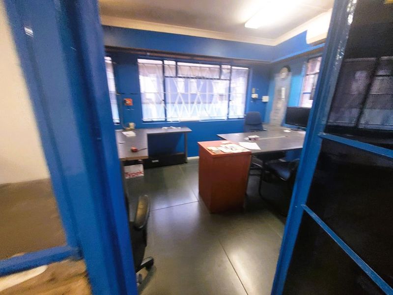 **Versatile Commercial Property -400m2 Warehouse For Sale in Umbilo** - Photo 9