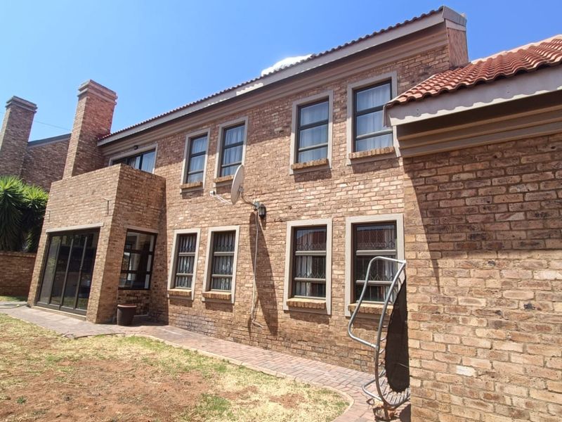 THIS BEAUTIFUL MODERN PROPERTY IS FOR SALE IN A SECURE ESTATE!!! - Photo 1