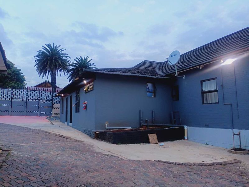The Perfect Guest Lodge & Future Development Opportunity - Photo 2