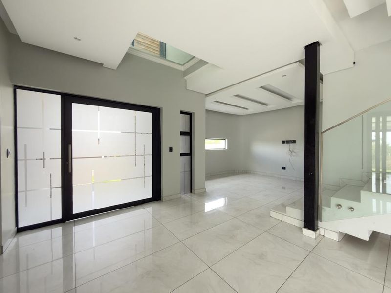 Expansive Living with Stunning Views in a Prime Estate Location - Photo 9