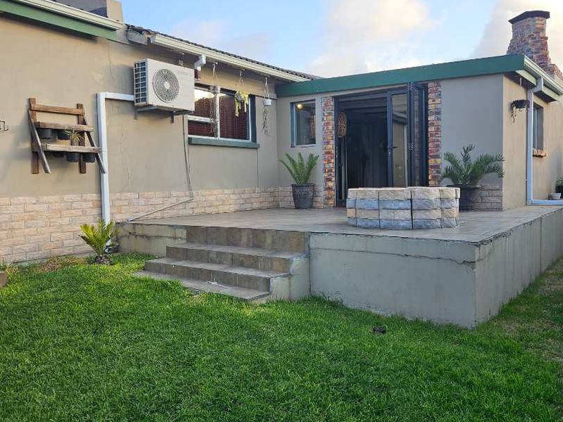 Stunning 4-Bedroom Home To Let in Kamma Heights! - Photo 4