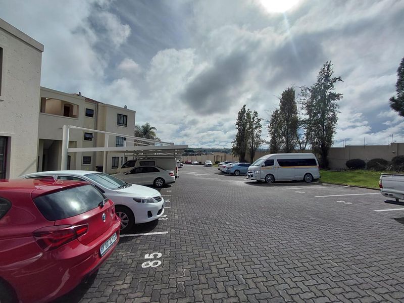 Lovely 2 Bed 1 Bath ground floor unit - Photo 3