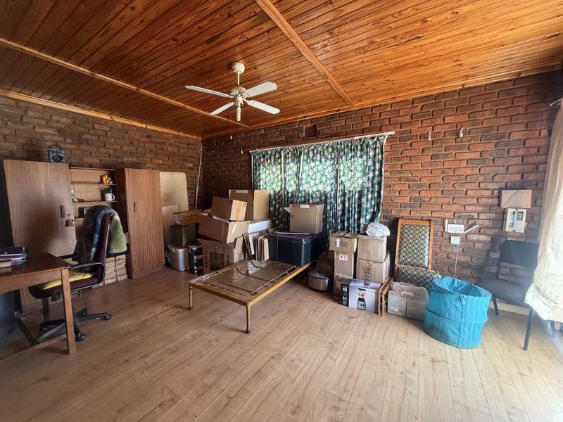 Renovator's Dream on a Generous 1,496m2 Stand – Endless Potential Awaits - Photo 4