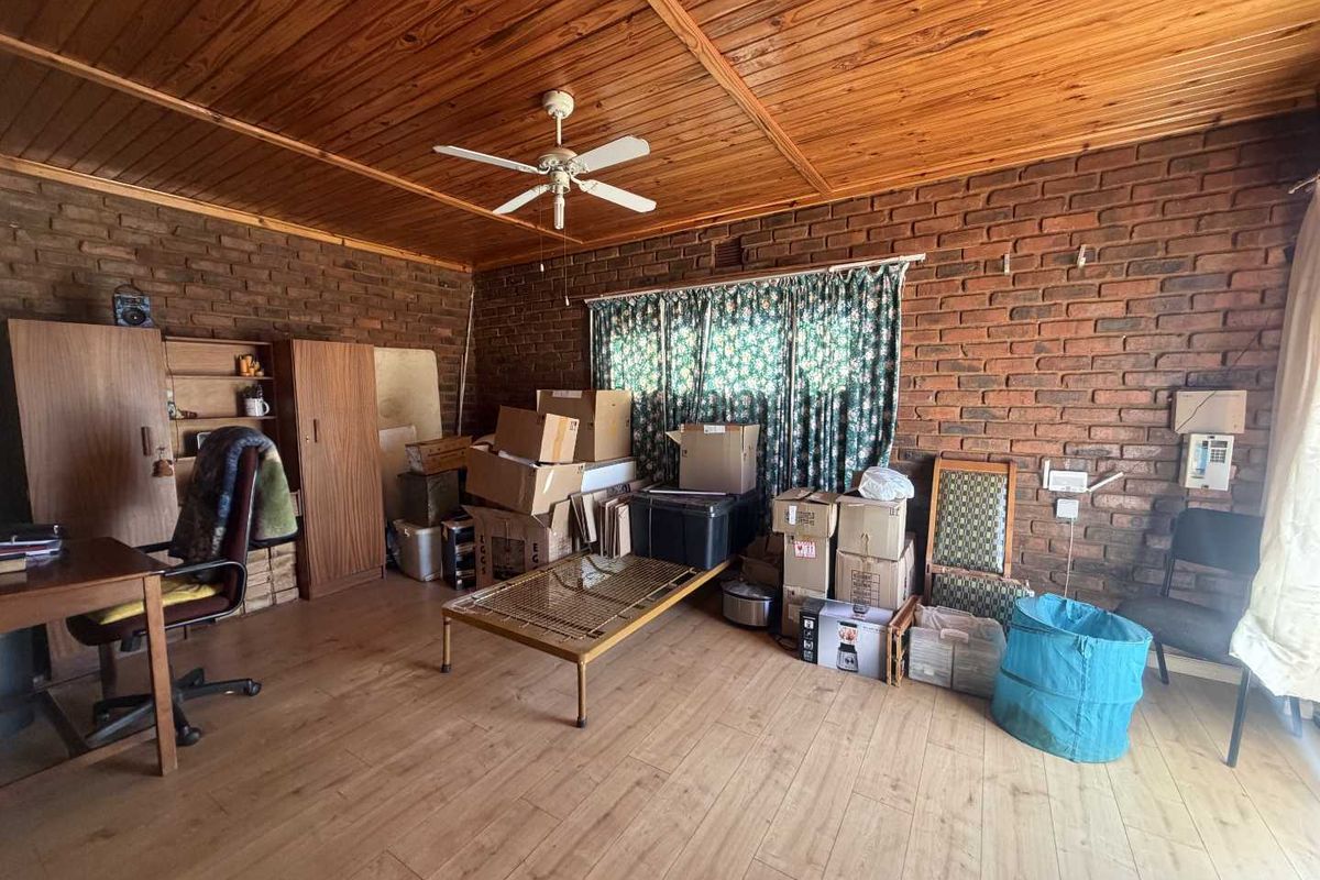 Renovator's Dream on a Generous 1,496m2 Stand – Endless Potential Awaits - Photo 4