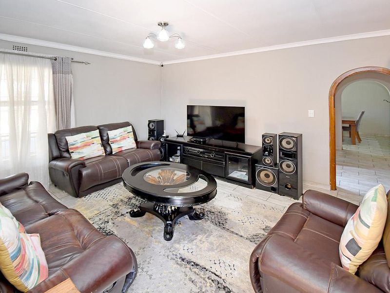 Entertainers Delight with a granny flat and pool - Photo 5