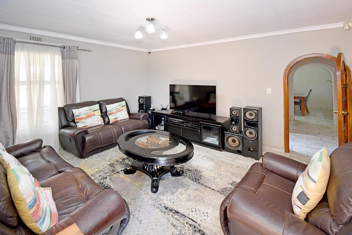 Entertainers Delight with a granny flat and pool - Photo 5