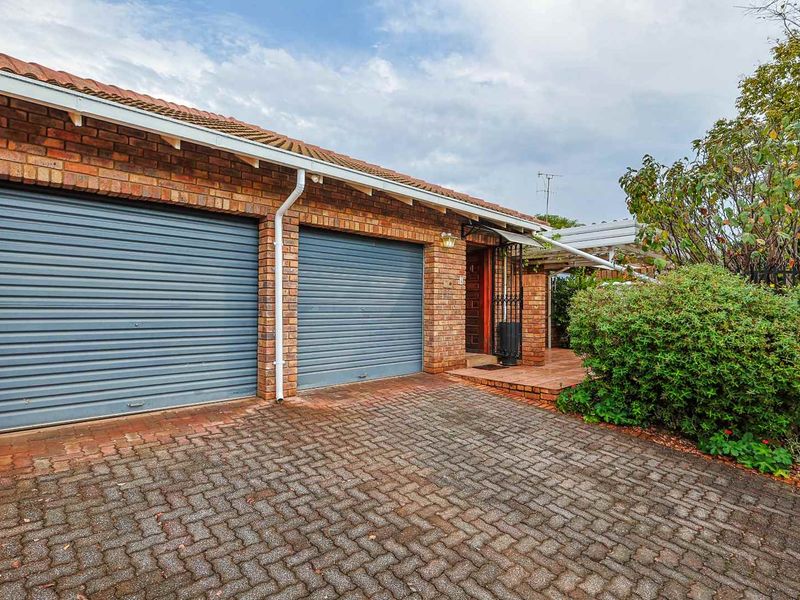 Charming 3-Bedroom Duet in Die Wilgers – Comfort, Space & Convenience Combined - Photo 2