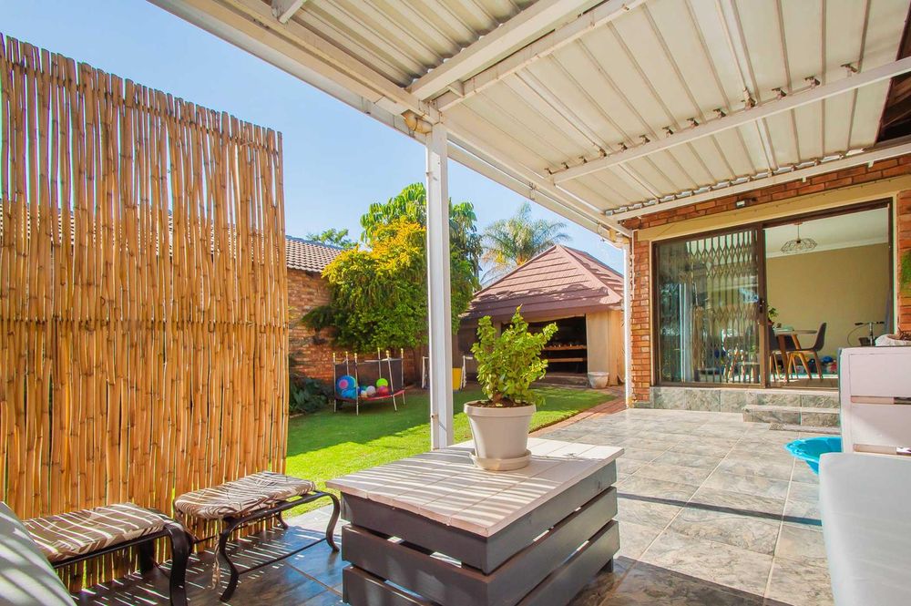 Louvred patio off lounge 