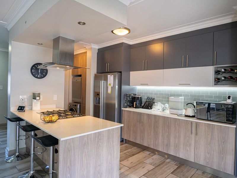 Modern 2 Bed 2 Bath Apartment in Lifestyle Complex - Photo 10