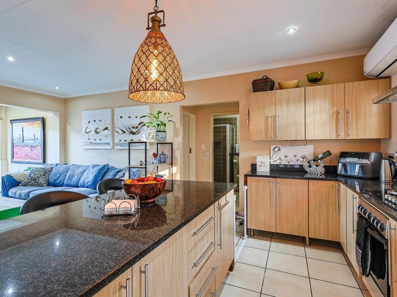 Modern Three-Bedroom Townhouse in Exclusive Secretariat Complex - Photo 10