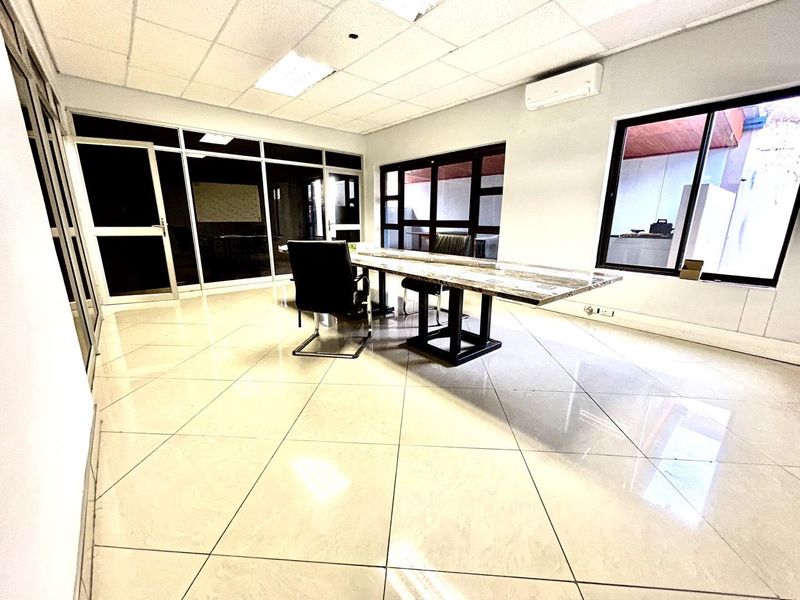 Windhoek West Offices: Prime Location, Endless Potential! - Photo 3