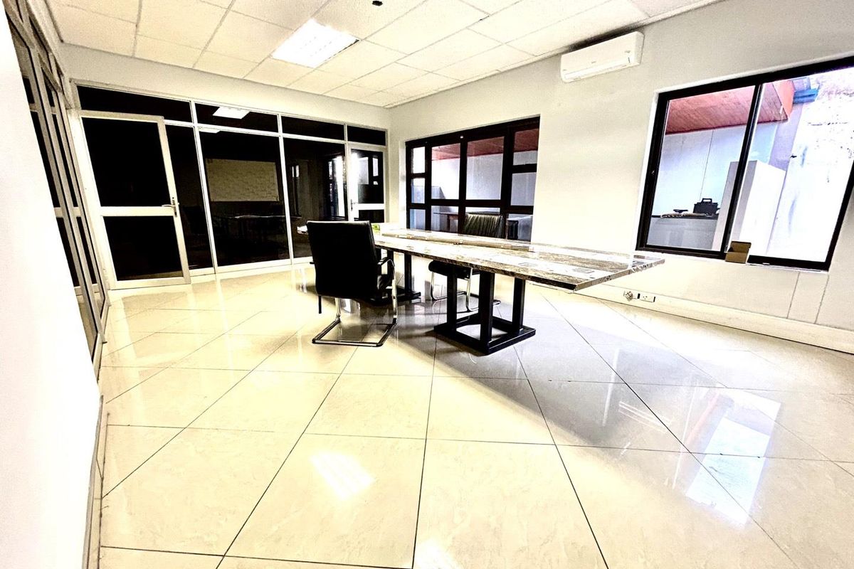 Windhoek West Offices: Prime Location, Endless Potential! - Photo 3
