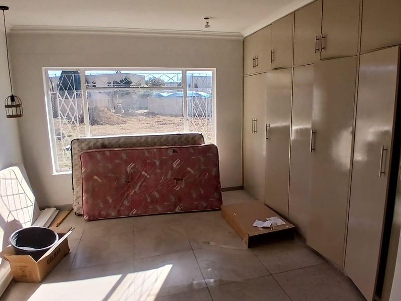 4 Bedroom family home to rent in Pellissier - Photo 9