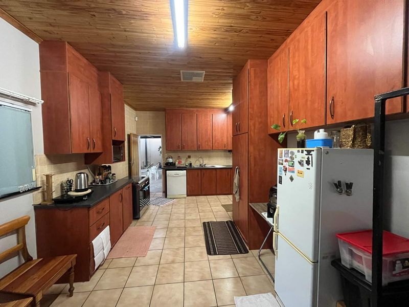 Spacious 3-Bedroom Home with Business Potential – Prime Location! - Photo 4