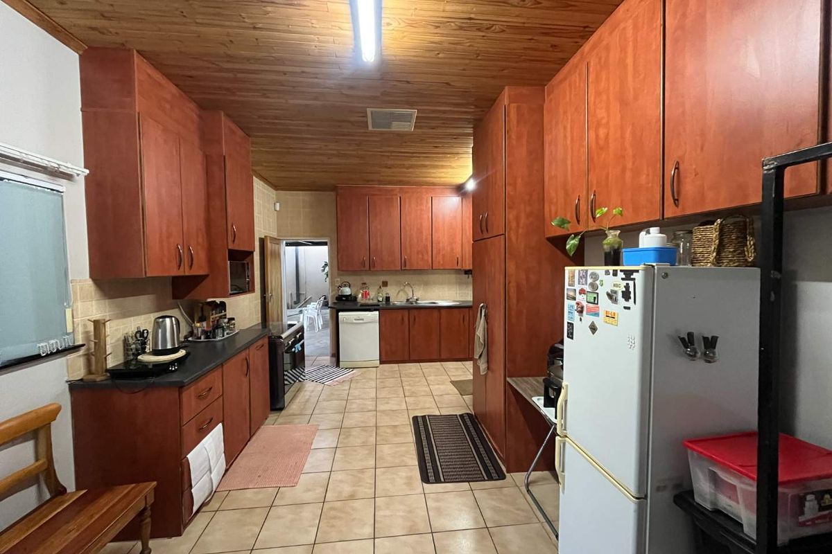 Spacious 3-Bedroom Home with Business Potential – Prime Location! - Photo 4