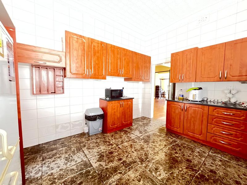 STUNNING FAMILY HOME WITH FLATLET - Photo 4