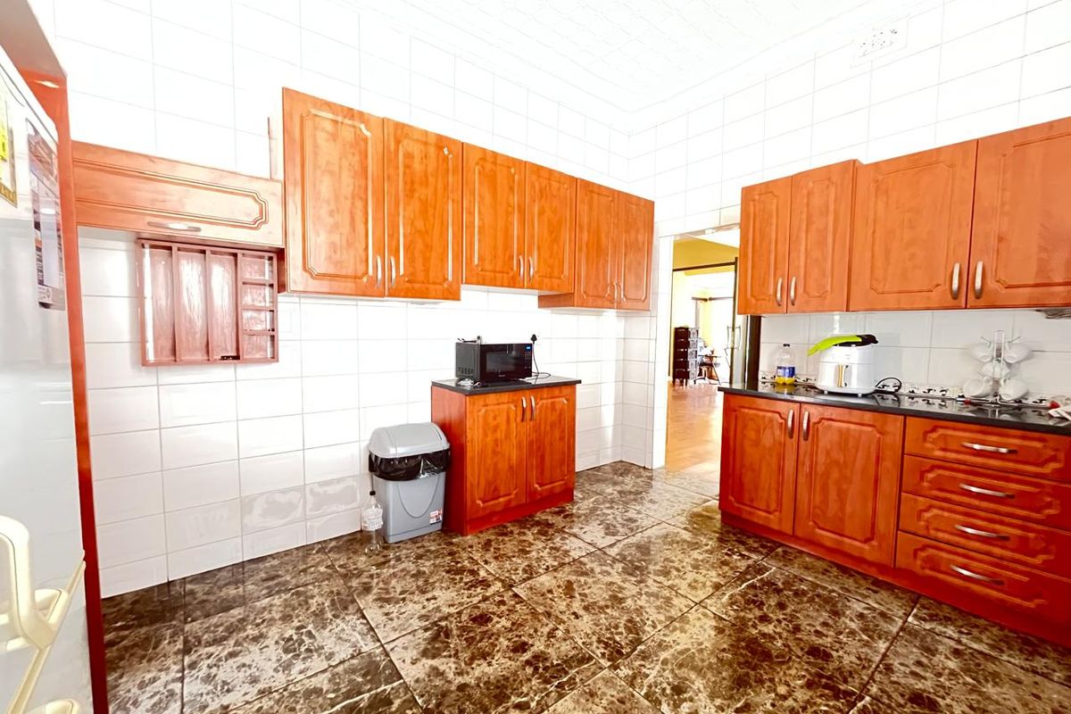 STUNNING FAMILY HOME WITH FLATLET - Photo 4