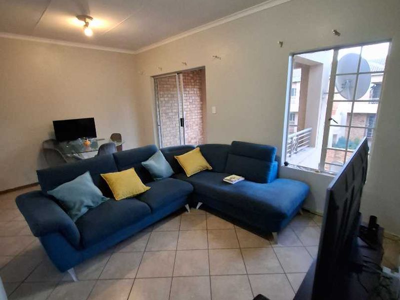 Stunning 2 bedroom in Equestria - Photo 9
