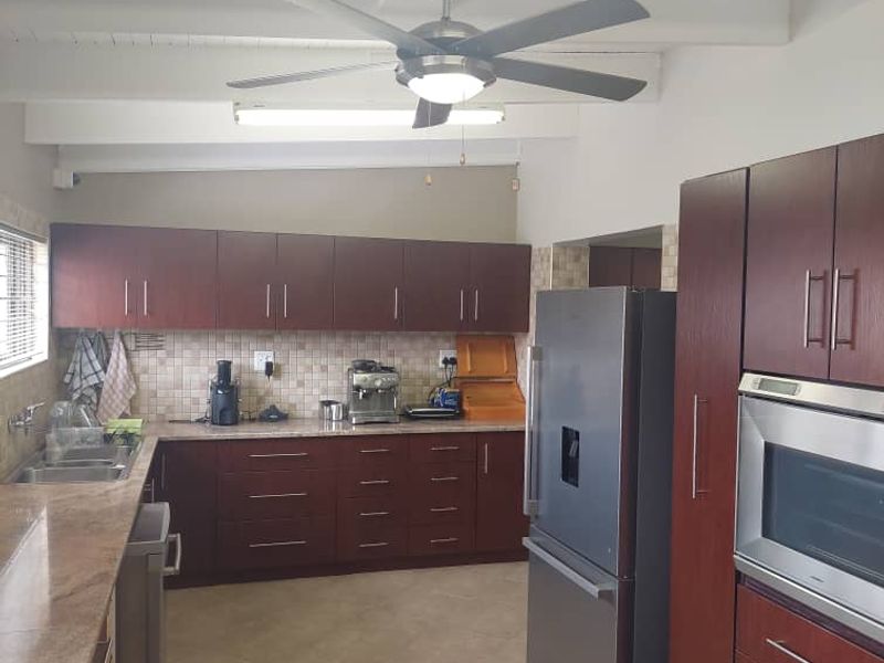 Stunning Corner Property with Dual Entrances - Ideal for Entertaining and Family Living - Photo 10