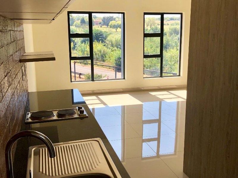 EXCLUSIVE BACHELOR PAD - EXCELLENT SECURITY-GOLF ESTATE - Photo 9