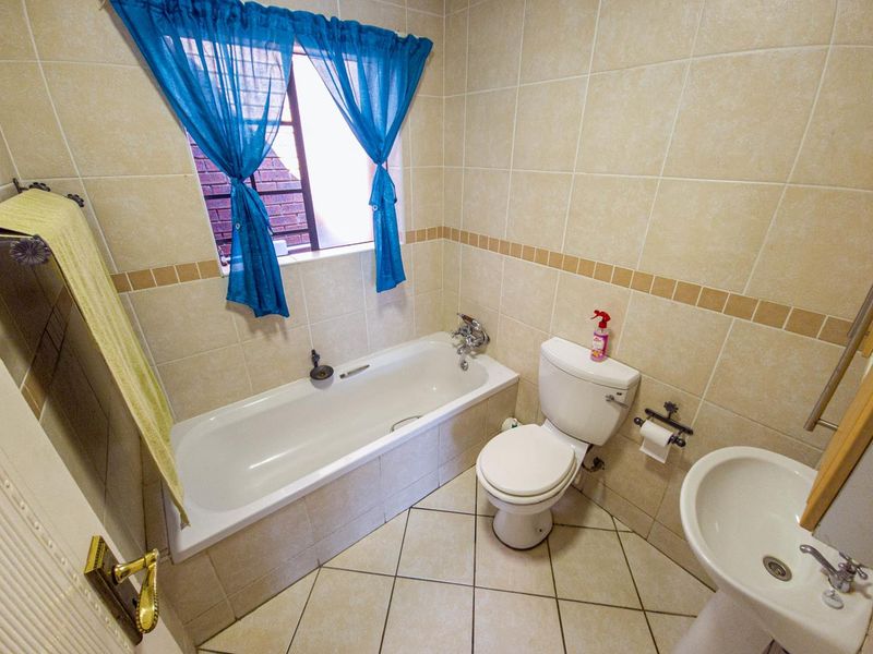 2 Bedroom Townhouse Available in Mooikloof Ridge - Photo 10