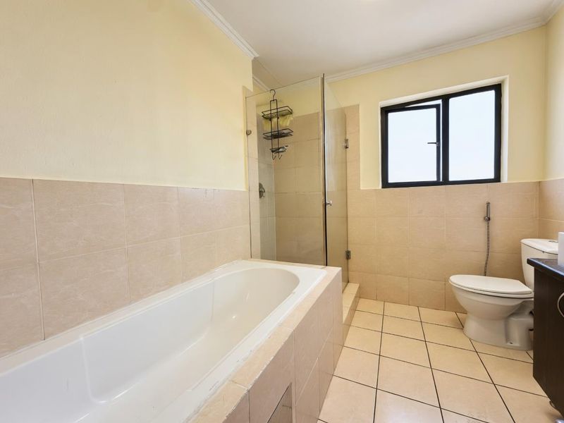 WELL PRICED 2 BEDROOM PENTHOUSE APARTMENT FOR SALE IN MIDRAND - Photo 8