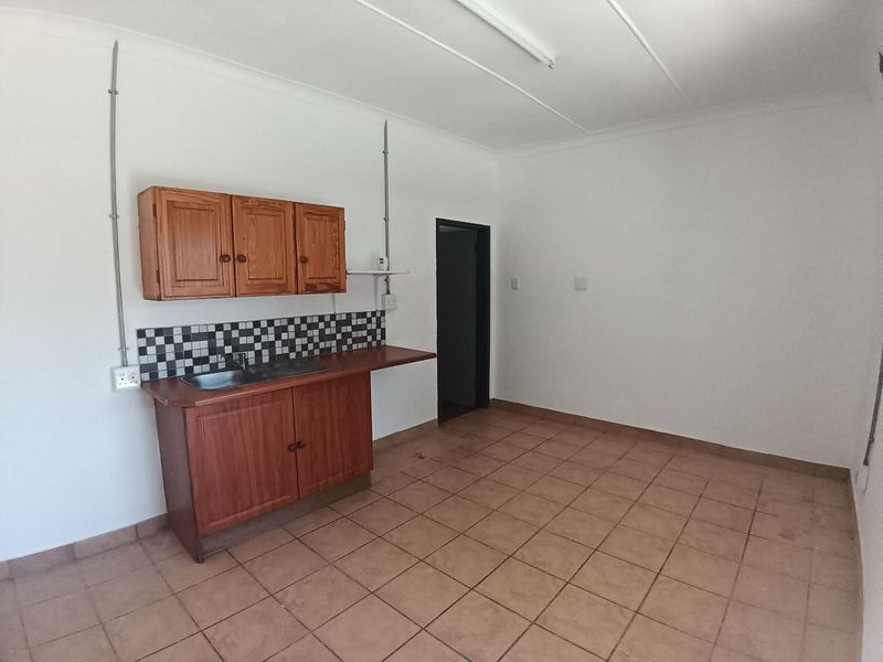 BACHELOR APARTMENT - Photo 5
