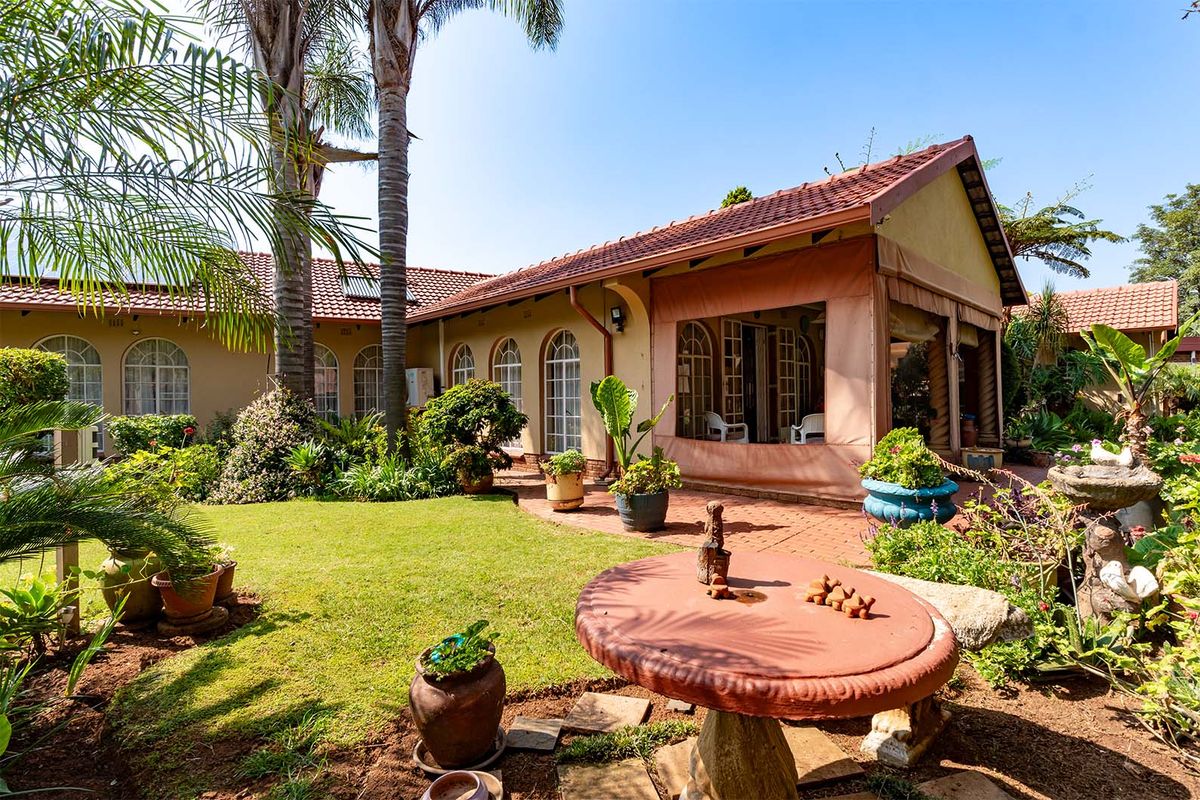 3 Bedroom Versatile Family Home with Flatlet, Solar & Superb Entertainment – Bonaero Park - Photo 5