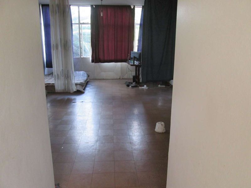 VERY BEAUTIFUL NEAT AND CLEAN BACHELOR FLAT FOR SALE IN ARCADIA PRETORIA - Photo 7