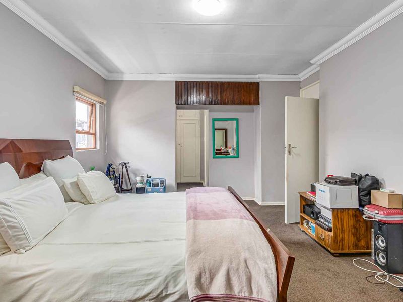 Spacious Family Home with Multiple Living Areas & Excellent Location in Kew - Photo 8