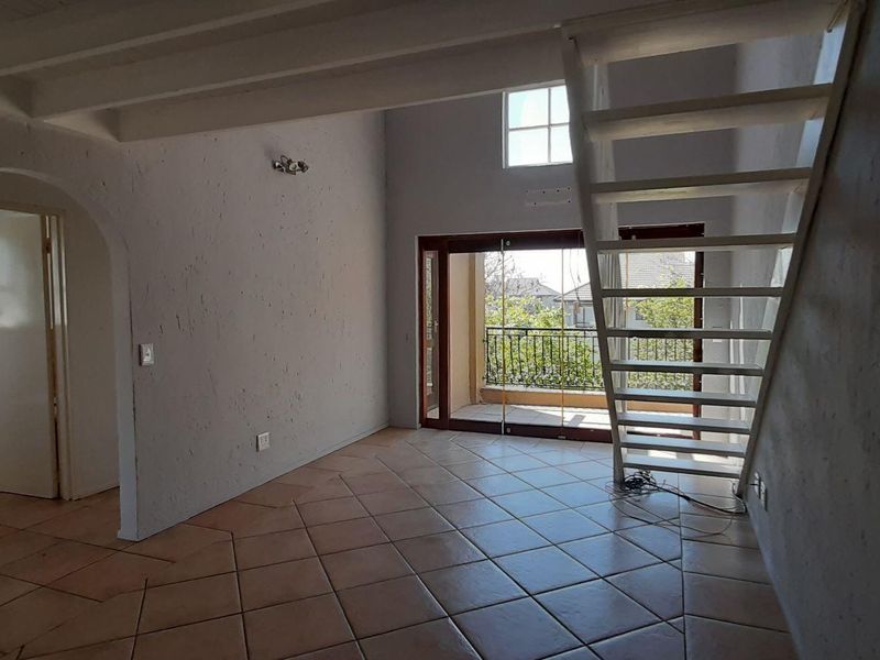 Spacious 2 bed, 1 bath loft apartment available in Lonehill - Photo 3