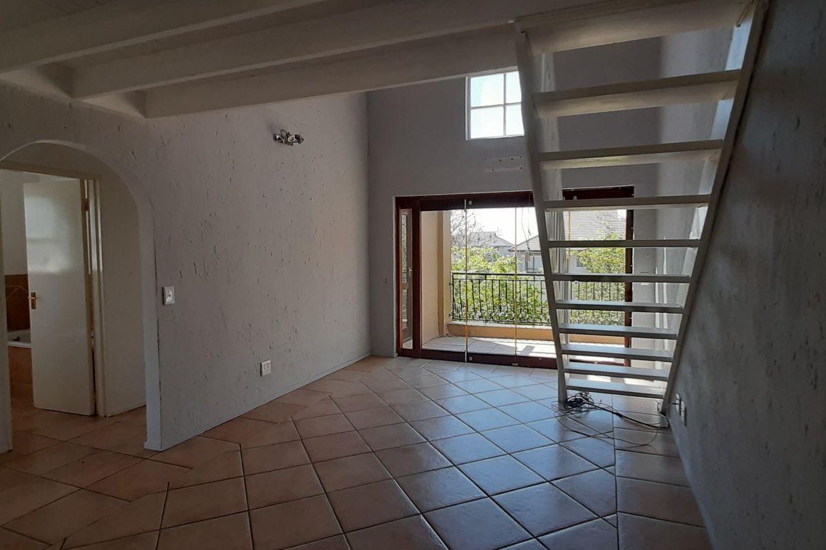 Spacious 2 bed, 1 bath loft apartment available in Lonehill - Photo 3