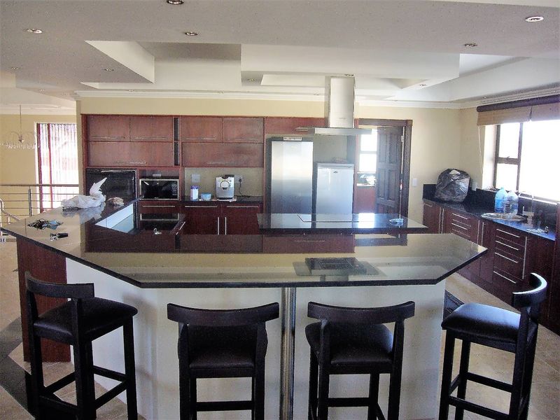 Stunning Double-Storey Home with Permanent Sea Views - Photo 10